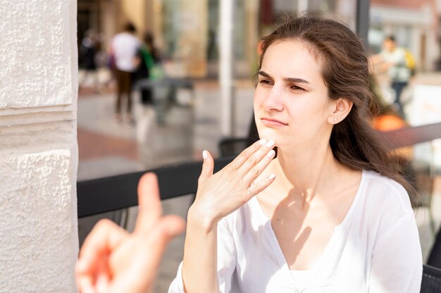 Ritratto di donna che usando il linguaggio dei segni per comunicare