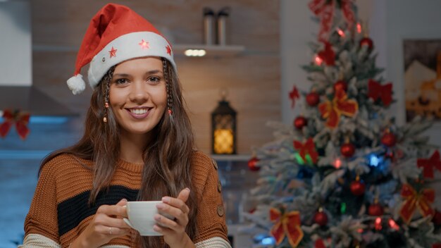 Ritratto di donna che versa il caffè in cucina festiva