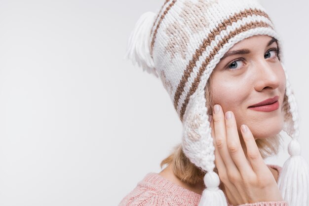 Ritratto di donna con cappello invernale