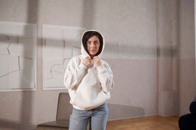 Ritratto di donna con cappuccio bianco da portare della donna del colpo medio