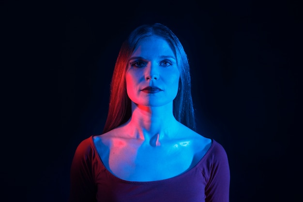 Ritratto di donna con effetti visivi di luci blu