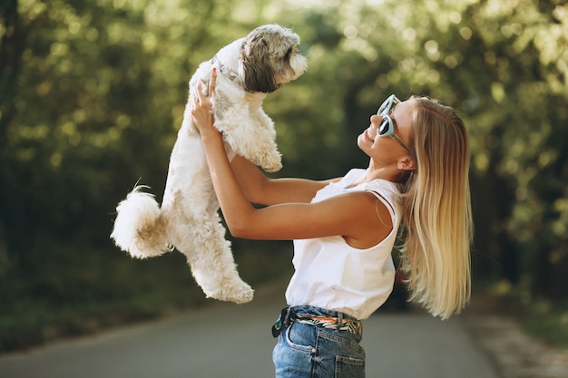 Ritratto di donna con il suo cane nel parco