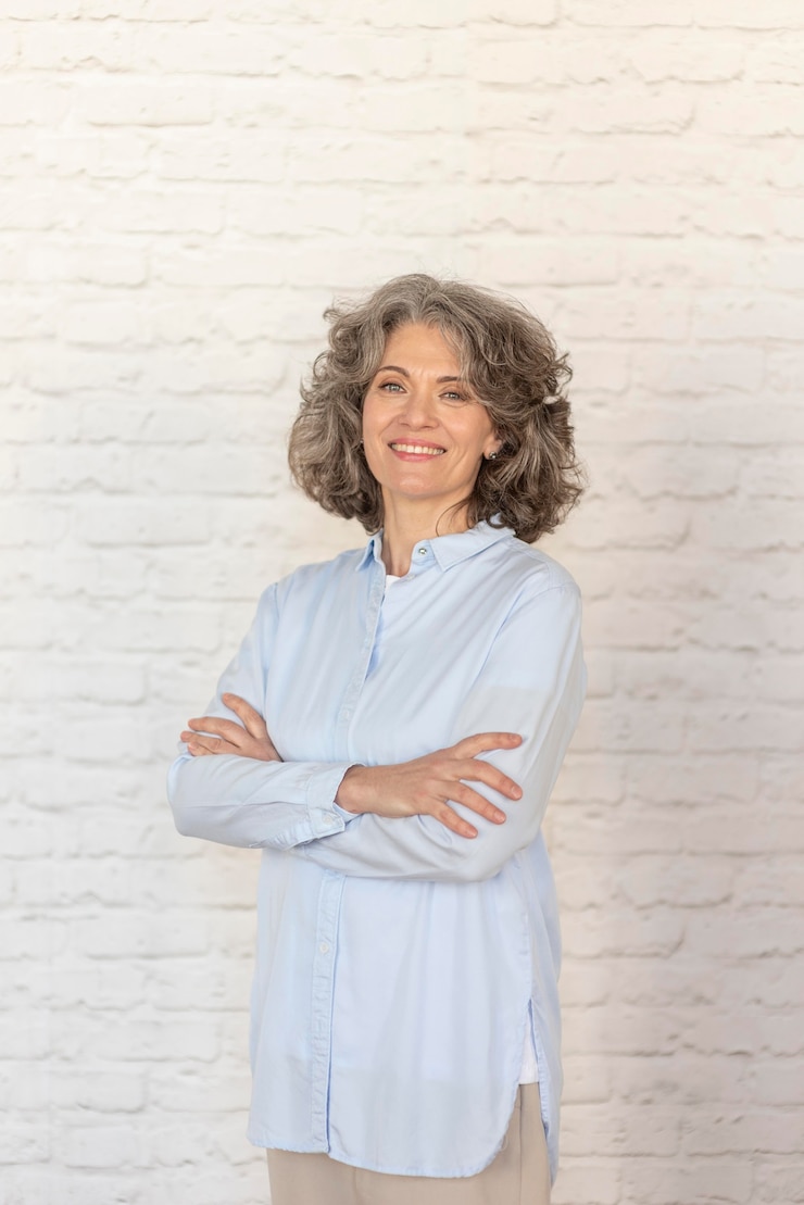 Foto gratuito ritratto di donna con le braccia incrociate