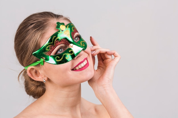 Ritratto di donna con maschera di Carnevale