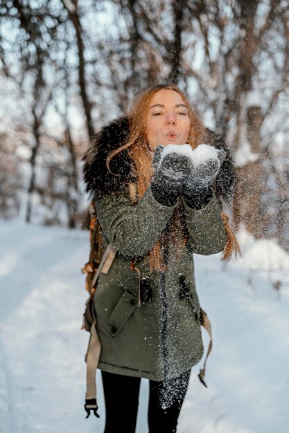 Ritratto di donna con zaino in giornata invernale