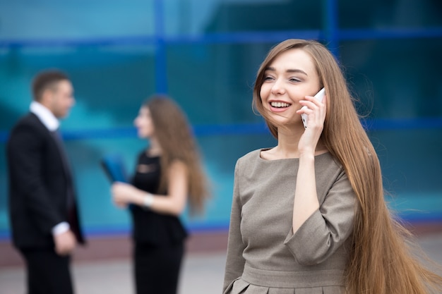 Ritratto di donna d&#39;affari parlando sul telefono all&#39;aperto