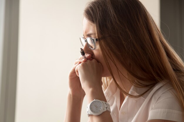 Ritratto di donna d&#39;affari preoccupata focalizzata sul lavoro