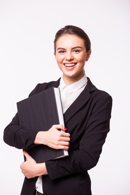 Ritratto di donna d'affari sorridente felice con cartella nera, isolata sul muro bianco
