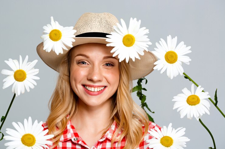Foto gratuito ritratto di donna di campagna con camomille su grigio.