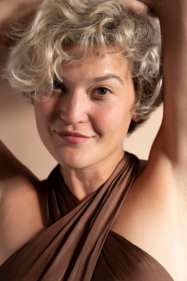 Foto gratuito ritratto di donna elegante con abito corto