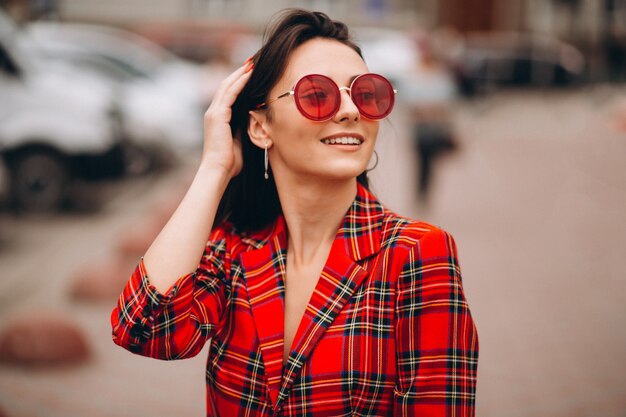 Ritratto di donna felice in giacca rossa
