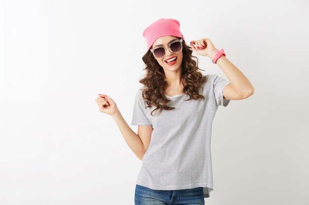 Ritratto di donna graziosa hipster allegra in cappello rosa, occhiali da sole, sorridente, stato d'animo felice, isolato, stato d'animo positivo, danza, tendenza della moda giovanile, bel viso