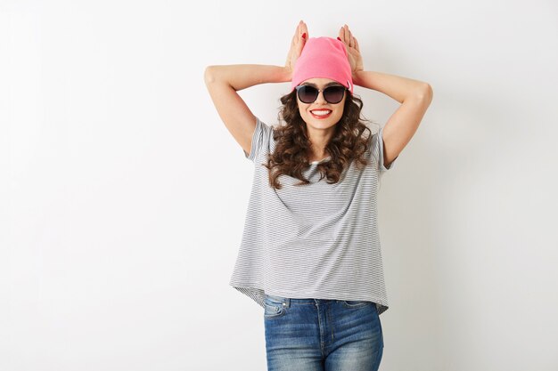 Ritratto di donna graziosa hipster divertente con cappello rosa, occhiali da sole, sorridente, umore felice, emozione isolata e allegra, tendenza moda primavera, stile casual, t-shirt, abbigliamento alla moda