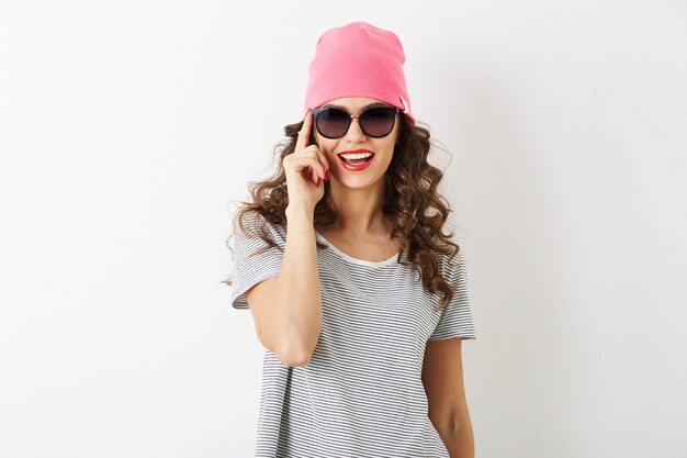 Ritratto di donna graziosa hipster in cappello rosa, occhiali da sole, sorridente, umore felice, isolato, stile casual, giovane studente, viso attraente, espressione positiva del viso, accessori moda