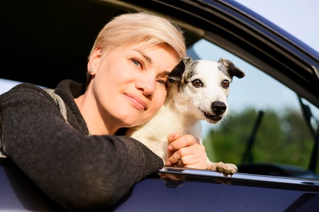 Ritratto di donna in posa con il suo cane