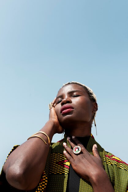 Ritratto di donna in posa in abiti africani tradizionali all'aperto