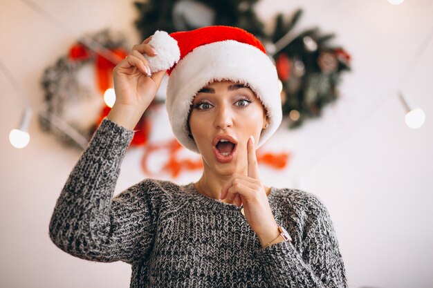 Ritratto di donna in santa cappello a Natale