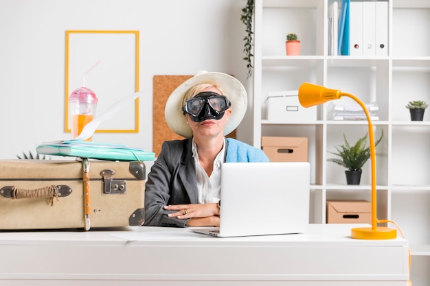 Ritratto di donna in ufficio preparato per le vacanze estive