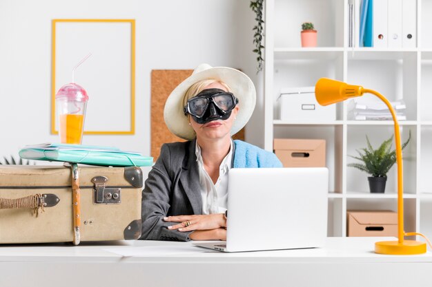 Ritratto di donna in ufficio preparato per le vacanze estive