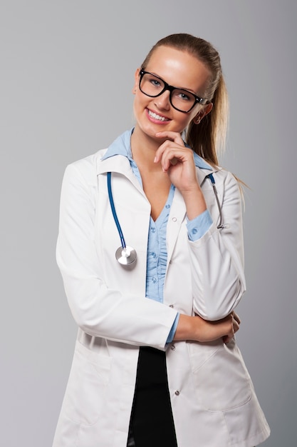 Ritratto di donna medico con gli occhiali