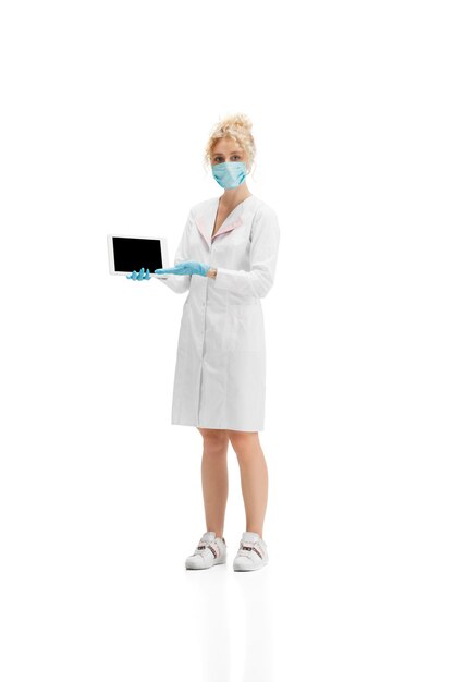 Ritratto di donna medico, infermiere o cosmetologo in uniforme bianca e guanti blu sopra bianco.