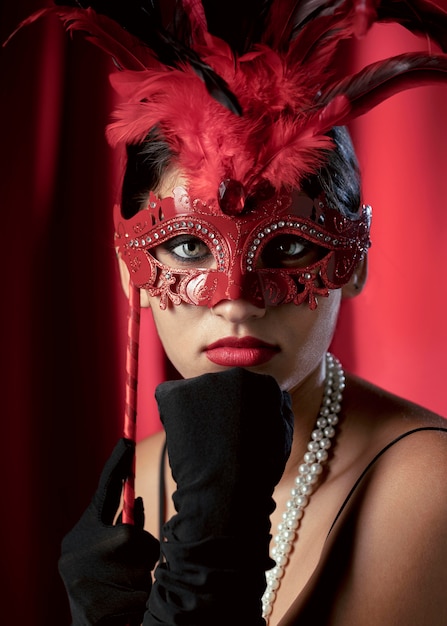 Ritratto di donna misteriosa con maschera di carnevale
