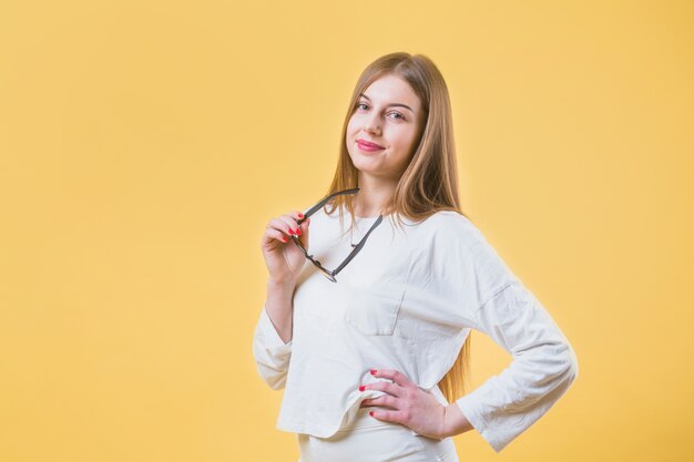 Ritratto di donna moderna con occhiali da sole