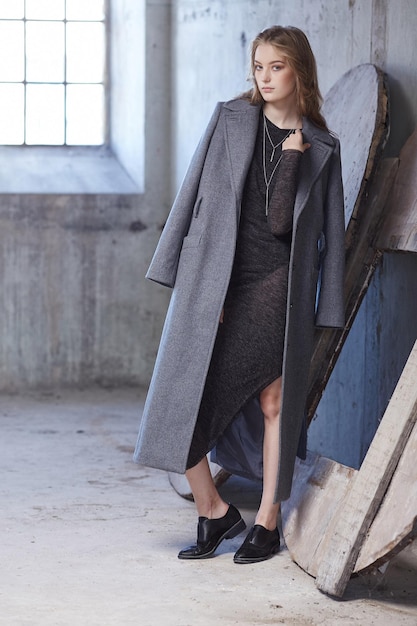 Ritratto di donna moderna in un cappotto grigio.