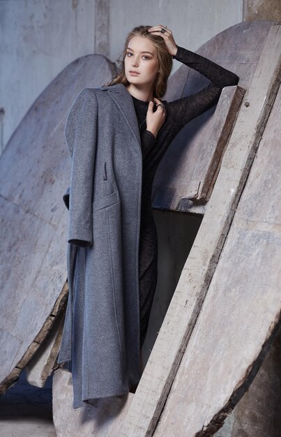 Ritratto di donna moderna in un cappotto grigio.
