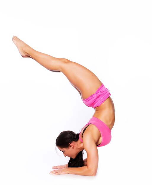 Ritratto di donna muscolare che fa esercizi di joga