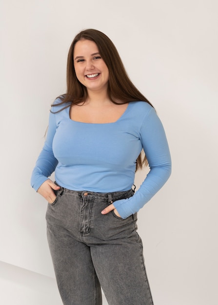 Ritratto di donna plus-size sorridente