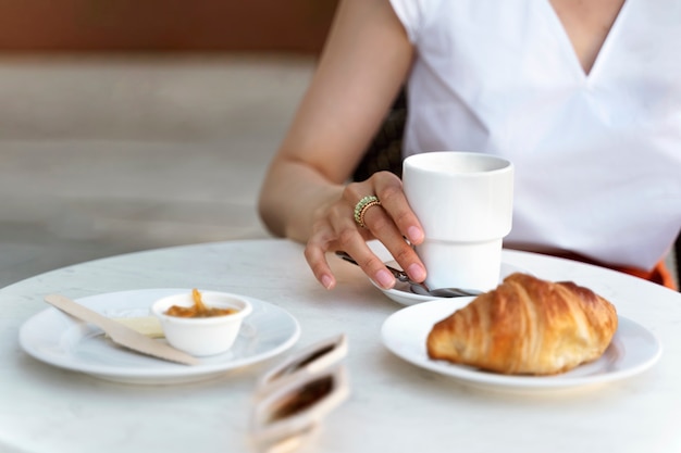 Ritratto di donna ricca che ha una pausa caffè