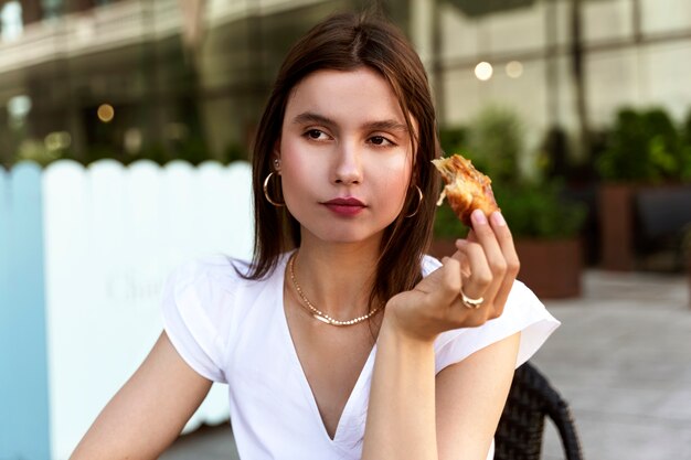 Ritratto di donna ricca che ha una pausa pranzo