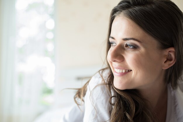 Ritratto di donna sdraiata sul letto