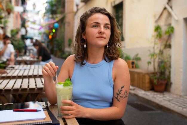 Ritratto di donna senza reggiseno all'aperto al caffè