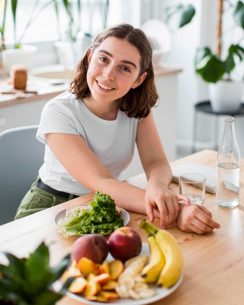 Ritratto di donna sorridente a casa