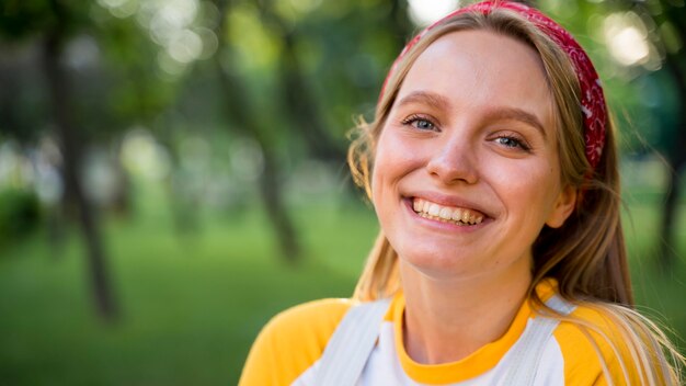 Ritratto di donna sorridente all'aperto