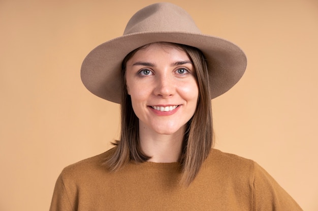 Ritratto di donna sorridente con cappello pronto per viaggiare