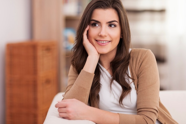 Ritratto di donna sorridente e bella a casa