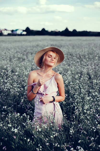 ritratto di donna sul cappello