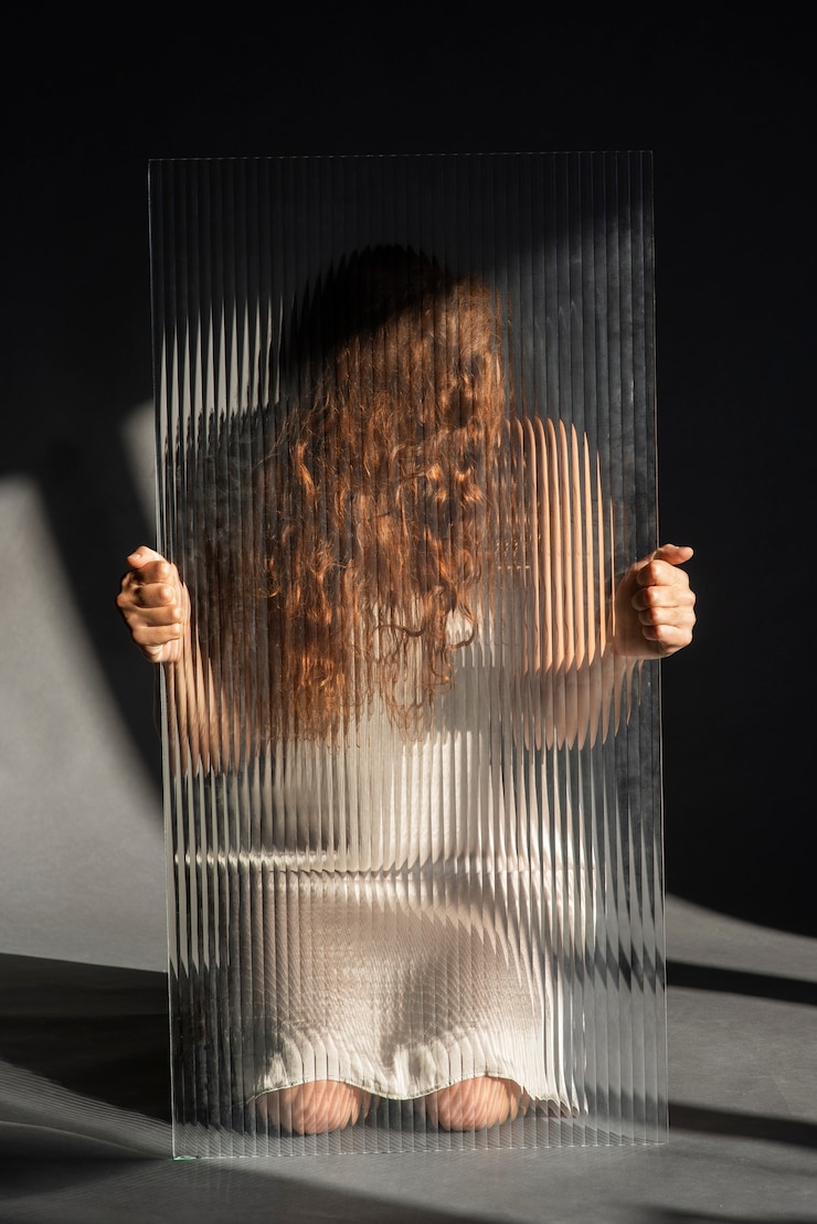 Foto gratuito ritratto di donna traslucido e sfocato