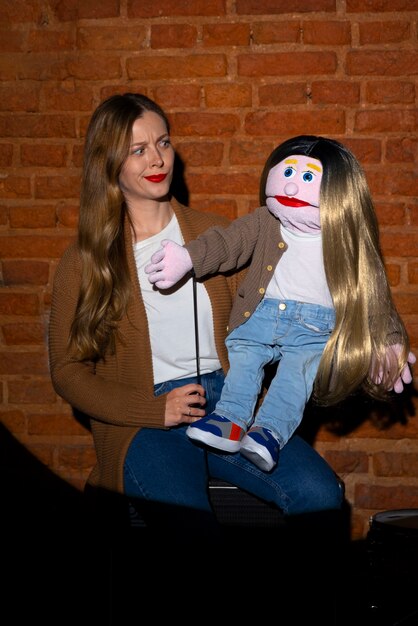 Ritratto di donna ventriloquo con burattino in mostra