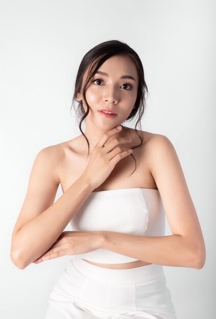 Ritratto di donne asiatiche di bellezza attraente in moda in posa con la faccia sorridente che indossa un abito bianco su sfondo bianco per cosmetici o media sanitari