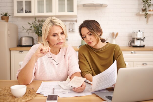 Ritratto di donne che lavorano in casa