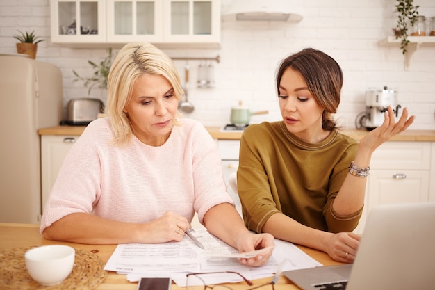 Ritratto di donne che lavorano in casa