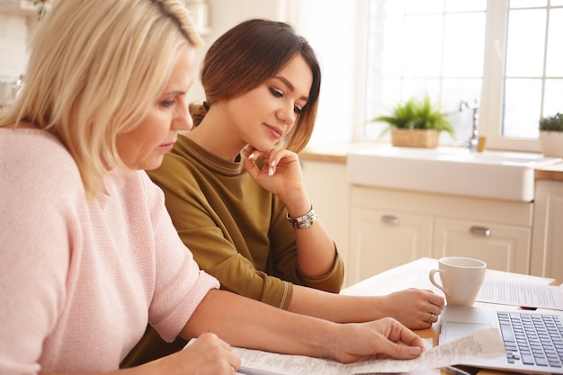 Ritratto di donne che lavorano in casa