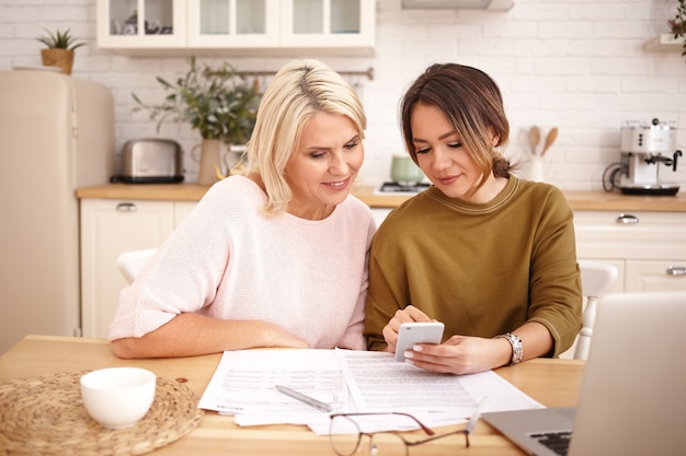 Ritratto di donne che lavorano in casa