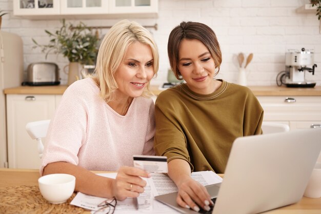 Ritratto di donne che lavorano in casa