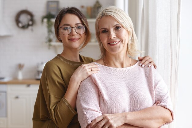 Ritratto di donne in posa in casa