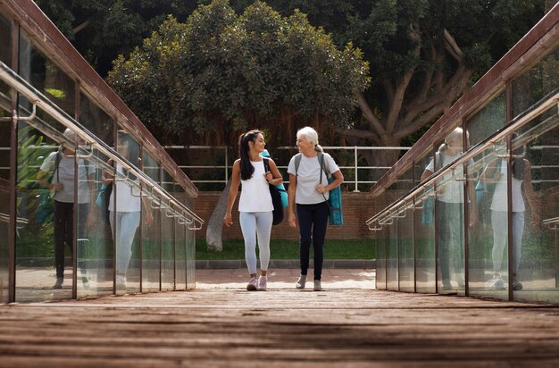 Ritratto di due amiche con età diverse all'aperto